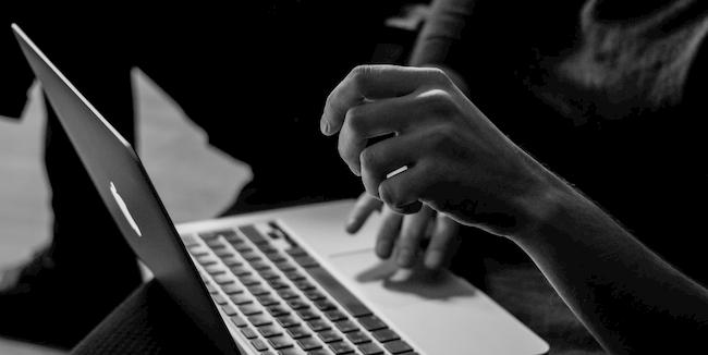 Duurzaam omgaan - handen op laptop - zwart/wit foto