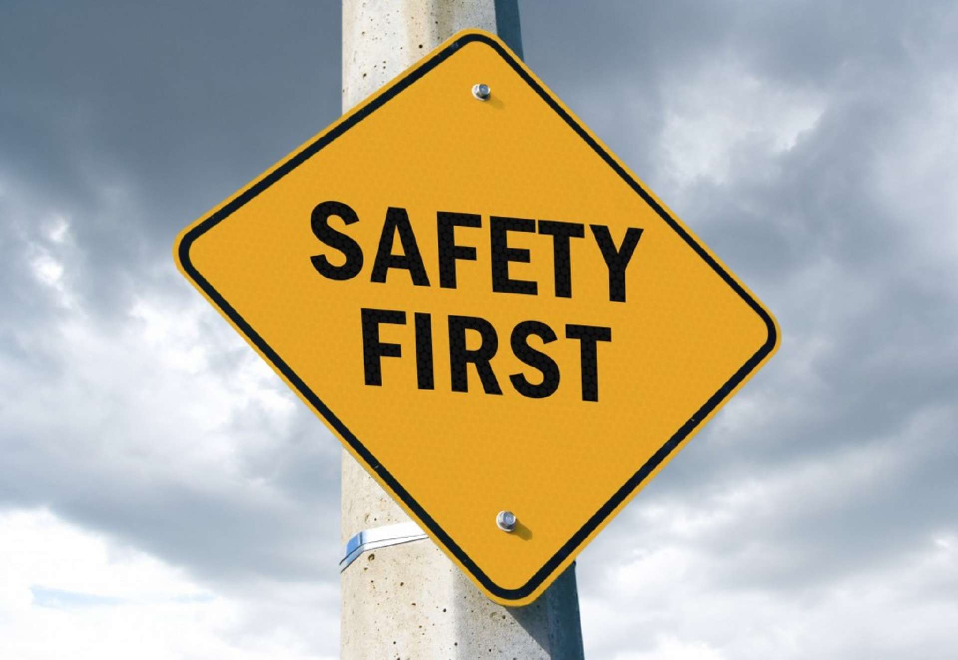 Wetgeving door overheid - verkeersbord 'Safety first'